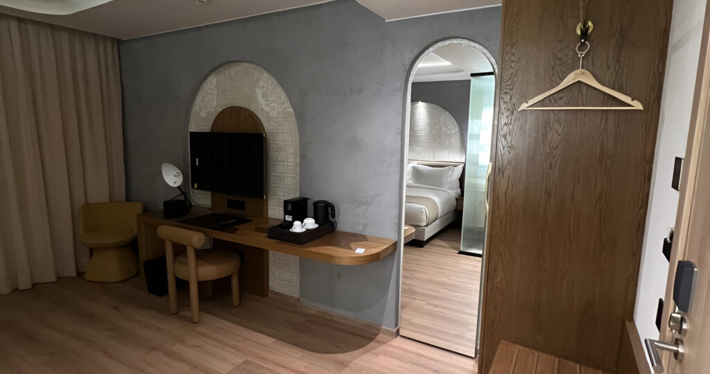 Mur en béton ciré gris avec niche arrondie dans une chambre d'hôtel — finition mate
